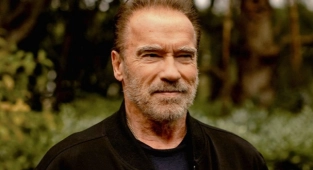 Schwarzenegger Putin'e Seslendi