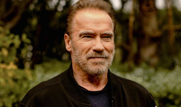 Schwarzenegger Putin'e Seslendi