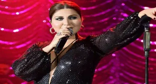 Sibel Can'a üç bin kişilik koro eşlik etti