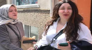 Yasemin Sakallıoğlu göz kalemiyle kitap imzaladı!