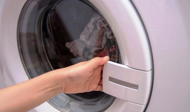 4 Yaşındaki Çocuğu Kurutma Makinesine Attı!