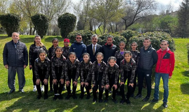 AK Partili Dal, Kilis Aslan Gençlik ve Spor Kız Futbol takımını TBMM'de ağırladı