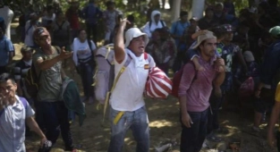 Amerika'ya Geçmek İsteyen Göçmenler Polisle Çatıştı