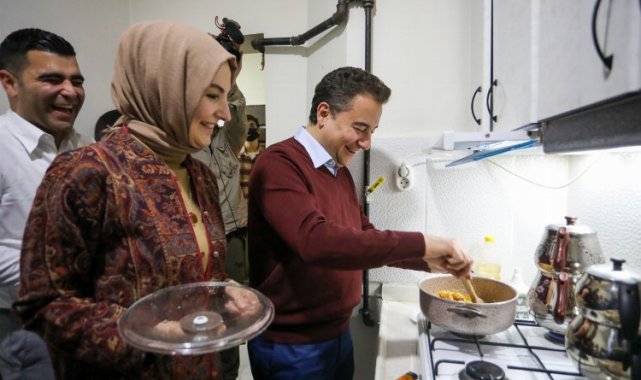 Babacan çifti öğrenci evlerine konuk olup yemek yaptılar