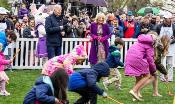 Biden Çocuklarla Yumurta Yuvarladı