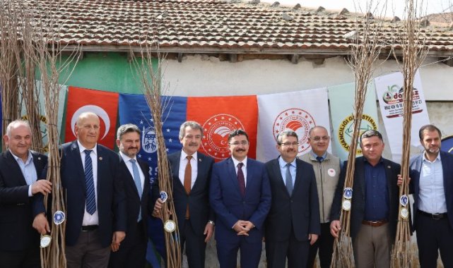 Bursa'da Mudanyalı çiftçilere Trabzon hurması fidanı dağıtıldı