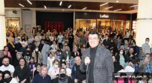 Hayranları imza için kuyruğa girdiler
