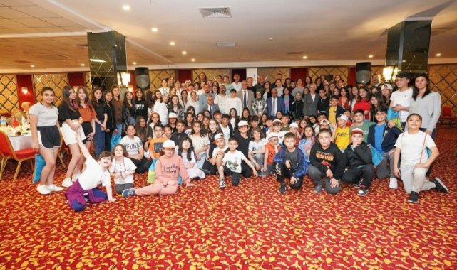 İzmir Gaziemir'de 7 ilden 135 çocuğun katıldığı 23 Nisan Çocuk Şenliği başladı