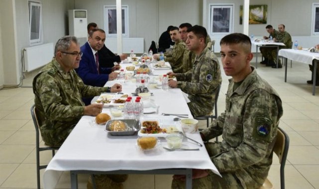 Kilis Valisi Soytürk sınırda iftar yaptı