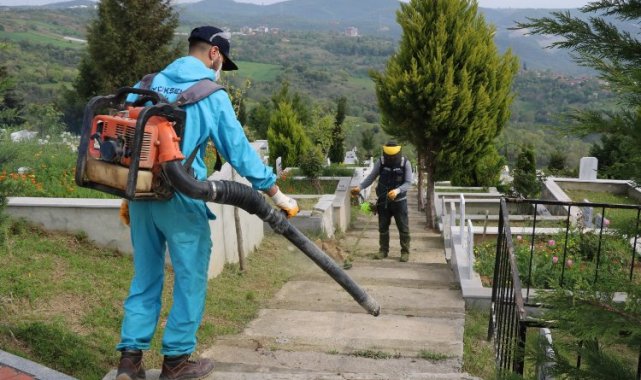 Mezarlıklarda bayrama hazırlık