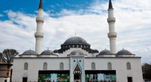 Müslümanların Buluşma Adresi: Diyanet Center of America