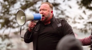     Sandy Hook Saldırısına “komplo” Diyen Alex Jones İflasını İstedi