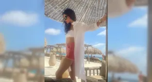 Tatil sezonunu açan Defne Samyeli’nden plaj pozu