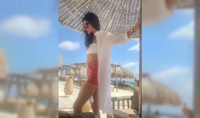 Tatil sezonunu açan Defne Samyeli’nden plaj pozu