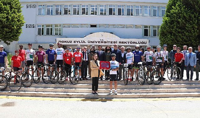 Al bayrakları bisikletle DEÜ Bayrakbilim Müzesi'ne ulaştırdılar