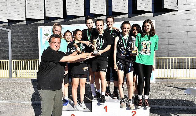 Bursa Osmangazi'de genç sporcular ödüllerine kavuştu