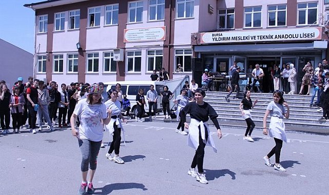 Bursa Yıldırımlı gençler 19 Mayıs'ı coşkuyla kutladı