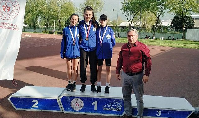 Bursa'da Osmangazili atletler kürsüden inmiyor