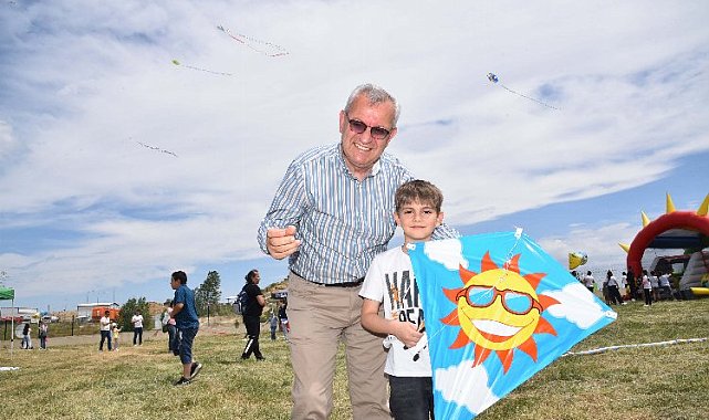 Gökyüzü uçurtmalarla rengarenk oldu