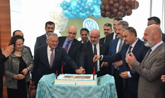 Kayseri Üniversitesi'nin 4. yılı için pasta kesildi