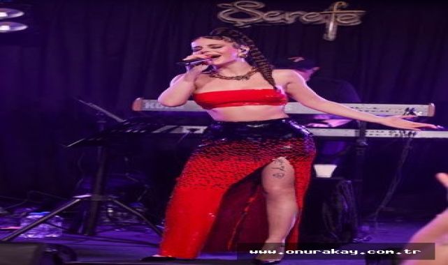 Simge 'in cesur sahne kıyafeti nefes kesti!