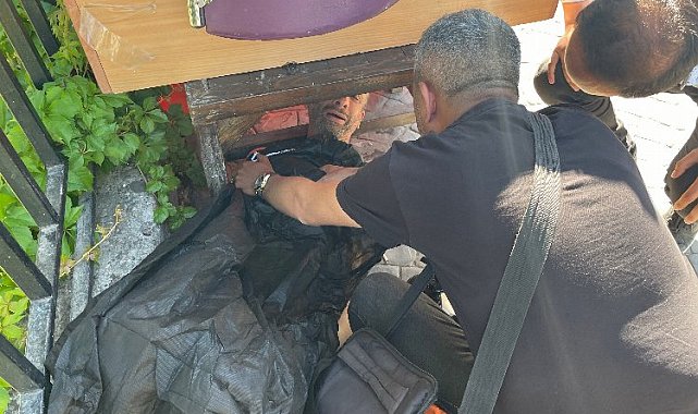 Adıyaman'da kaldırımda çıplak yatan şahsı gazeteci ikna etti