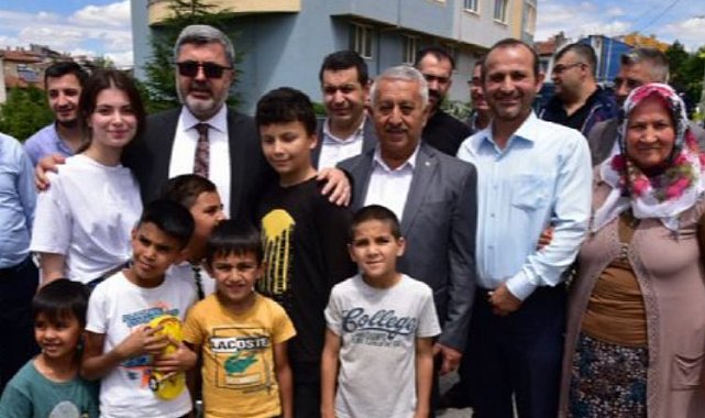 Afyonkarahisar sokaklarını karış karış dolaşıyor