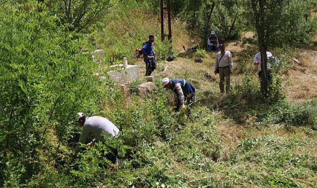Bitlis'te bayram öncesi mezarlıklara bakım