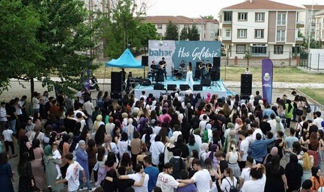 Bursa İnegöl'de üniversitelilerden yaza konserli merhaba