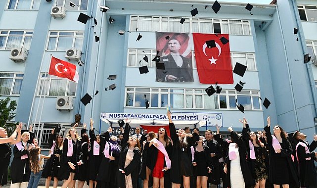 Bursa Mustafakemalpaşa'da gençlerin mezuniyet coşkusu