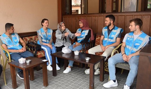 Bursa Yıldırım'da gençlik ekibinden Bayser Teyze'ye moral