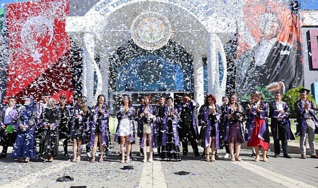 İstanbul'da TÜRAM'da mezuniyet sevinci