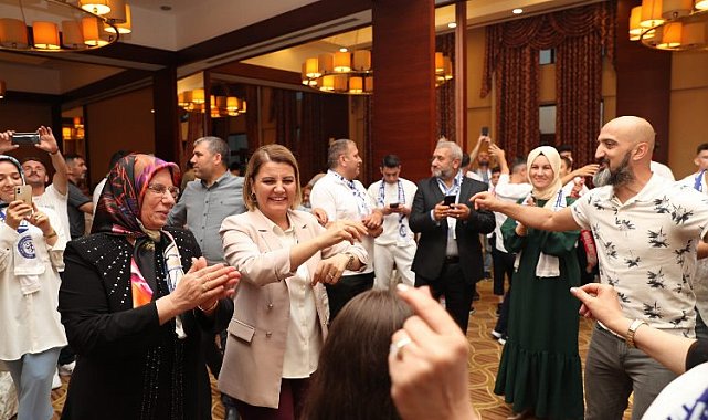 Kocaeli İzmit'in şampiyonluklarını oyun havalarıyla kutladılar
