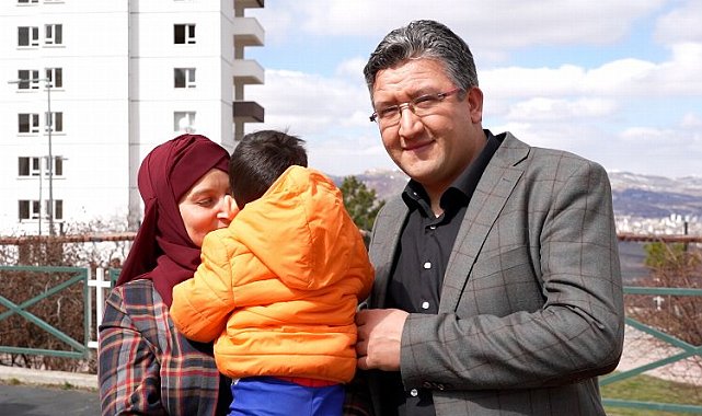 Koruyucu ailesi oldukları minik Muhammed hayatlarını değiştirdi