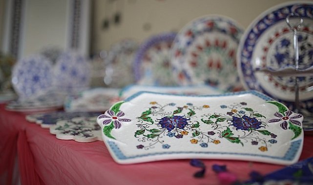Kütahya'nın yeni çinicileri eserlerini sergiledi