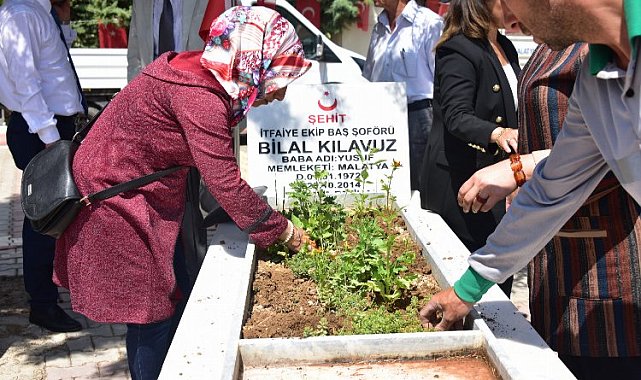 Malatya'da yetiştirilen çiçekler şehitliğe dikildi