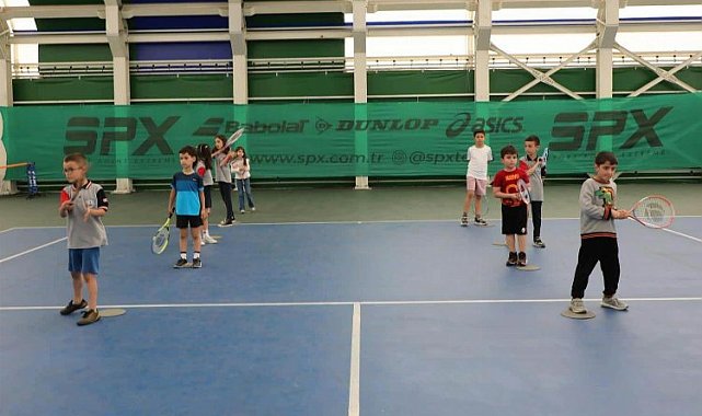 Minik öğrenciler ilk kez raket tuttu