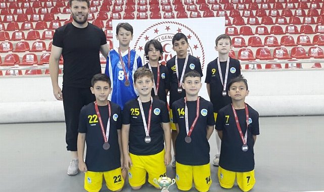 Sakaraylı minik hentbolcular Amasya'dan madalya ile döndü