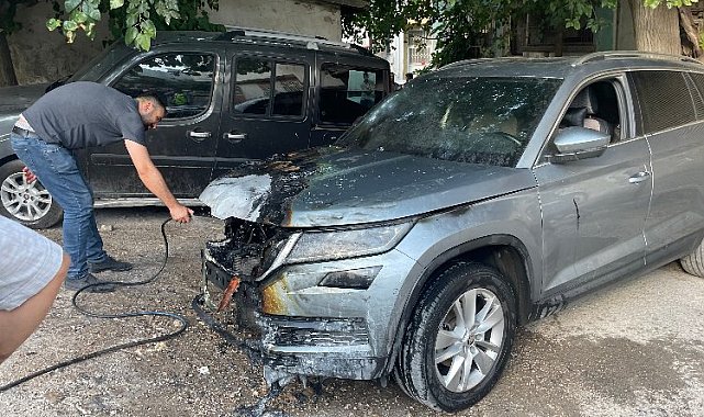Adıyaman'da park halindeki lüks otomobil alev alev yandı