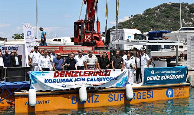 Antalya'nın ilk deniz süpürgesi Akdeniz'e indirildi