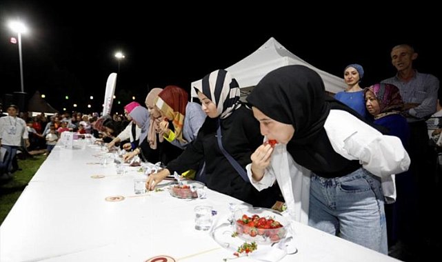 Bursa İnegöl'de çilek yeme yarışması nefes kesti
