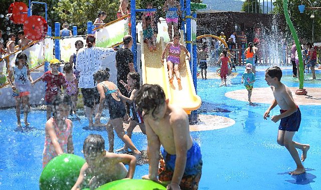 Bursa Osmangazi'de çocuklar hem eğlendi, hem serinledi