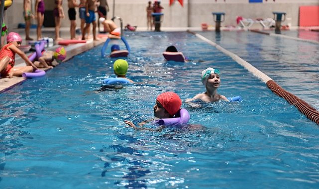 Bursa Osmangazi'de minik kulaçların sertifika heyecanı