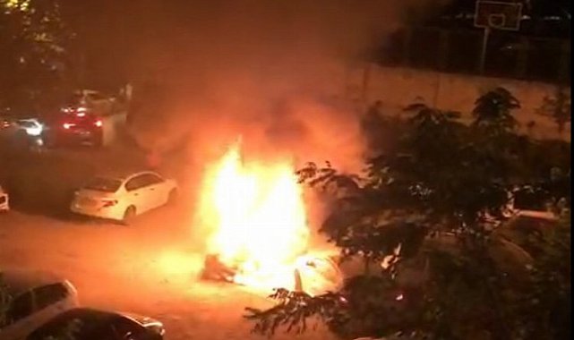 Bursa'nın göbeğinde araç alev alev yandı, mahalleli ayaklandı