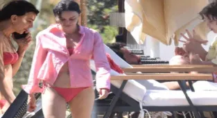 Haberler: Hande Ataizi oğlu ve sevgilisi Dinç Aydoğdu Bodrum tatilinde