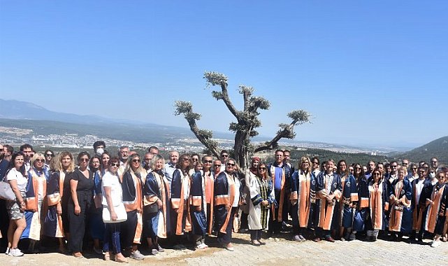 İzmir Demokrasi Üniversitesi'nden "Demokrasi Yürüyüşü"