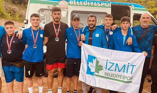 İzmit güreşçiler er meydanından madalyalarla döndü
