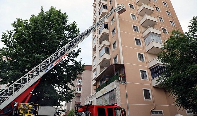 Kayseri Talas'ta arılar oğul verdi