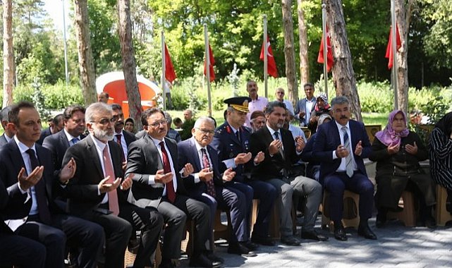 Kayseri'de şehitlere dua ve karanfil