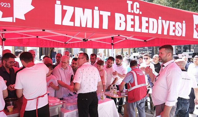 Kocaeli İzmit Belediyesi'nden vatandaşa helva ve cüz